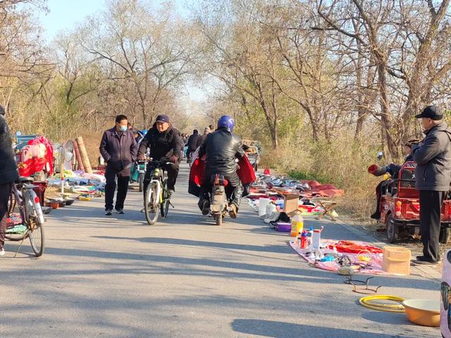 记录德州：岔河河堤上的大集，人山人海，异常热闹