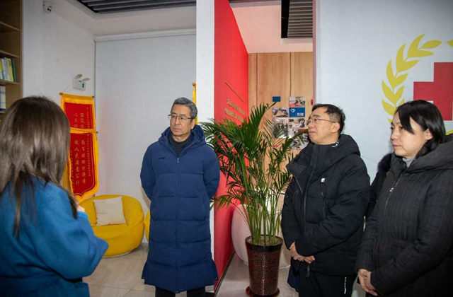 张水华也没想到	，离春节不到一个月，白岩松竟因一个举动口碑暴增