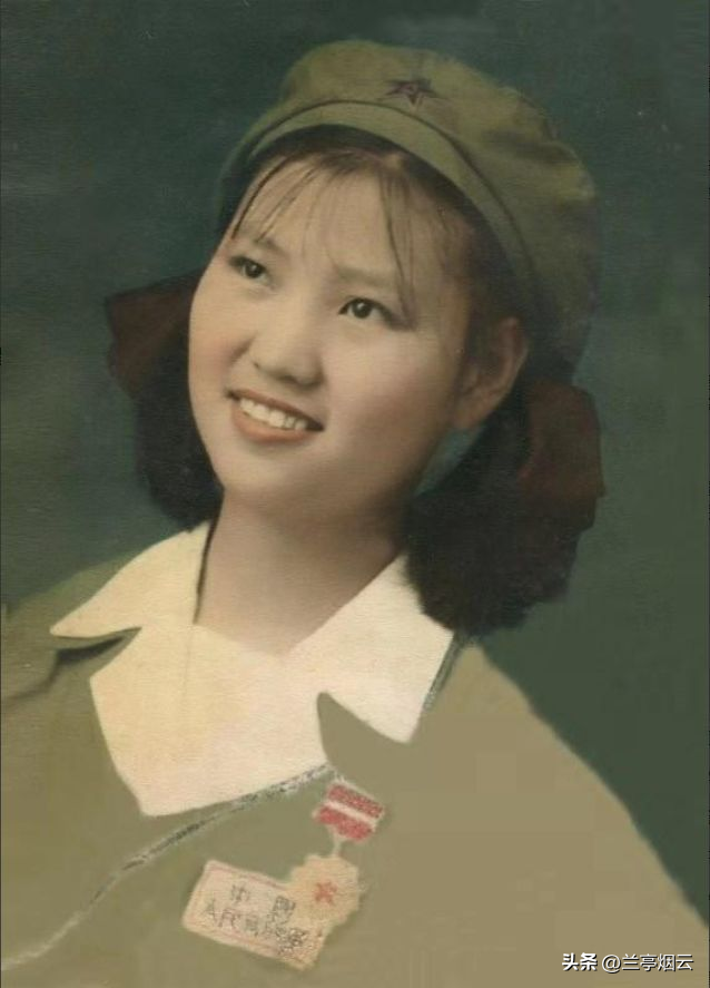 她23岁为国牺牲，初恋为其守墓终生未娶，弟弟苦寻64年在墓地恸哭