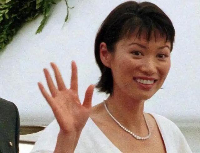 睡完首富睡总统！从厂妹到顶级名媛	，靠男人捞到268亿，她凭啥？