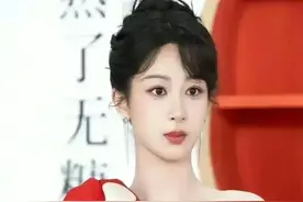 杨紫代言又翻车了！喝代言饮品撮一小口又吐回去，她的脸还有变化图片