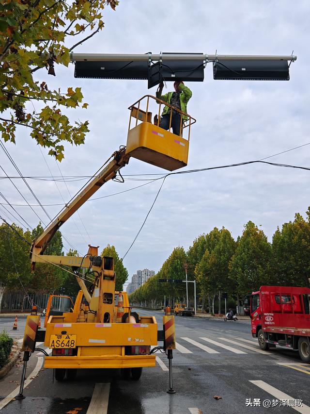 信号灯调试与交通优化双管齐下 护航文旅热潮