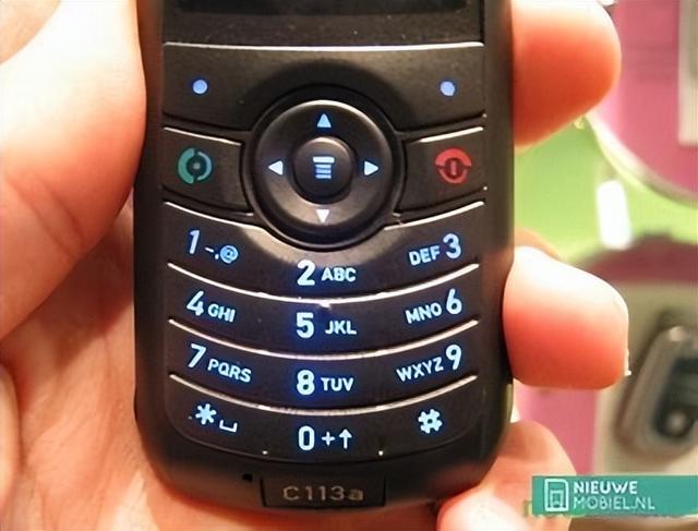 通信历史连载842-世界第一部穷人买的起的手机Moto C113a-2005年