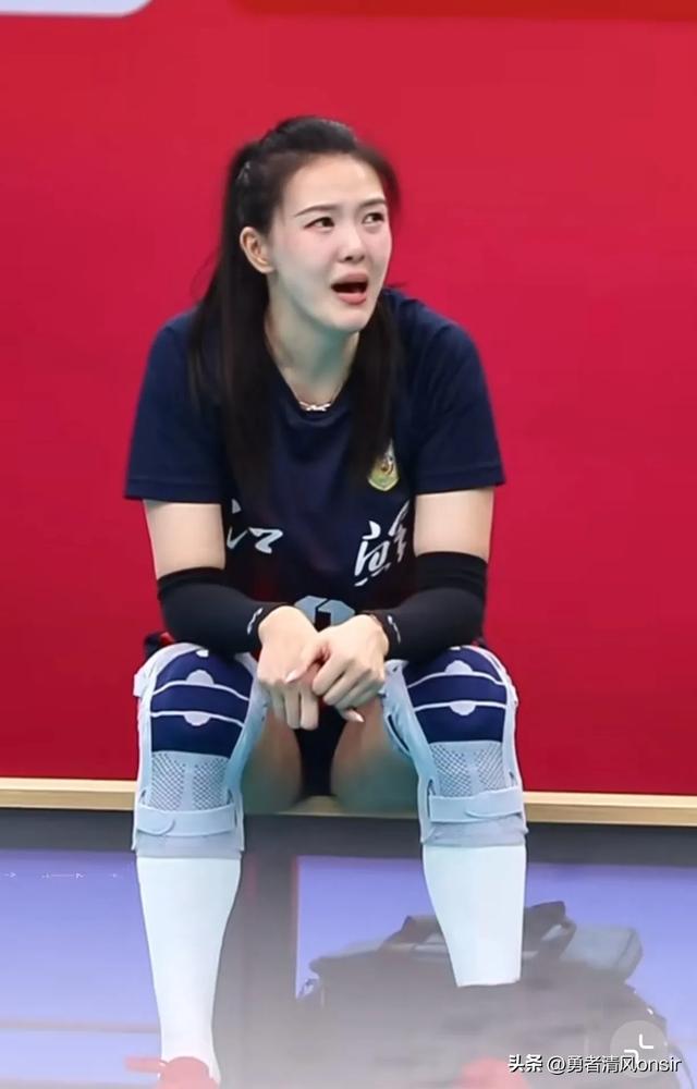 张常宁现身女排锦标赛, 耐心给粉丝签名人气超高, 脸又小又精致好美