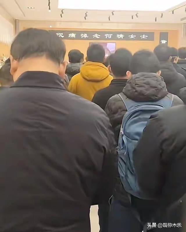 何晴告别式低调举行，许亚军带儿子现身双眼通红，两鬓斑白显憔悴