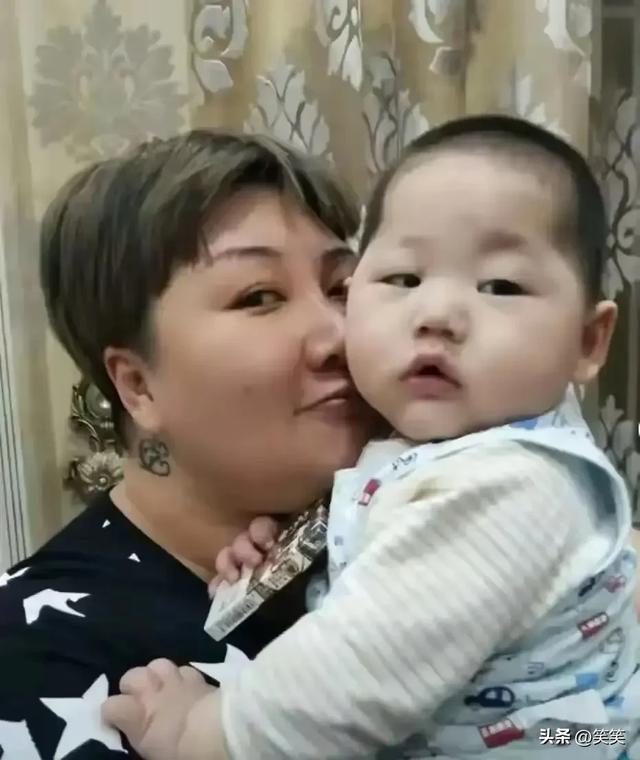 郭德纲一家现身上海，王惠穿绿裙胖到没脖子、10岁郭汾阳长歪了