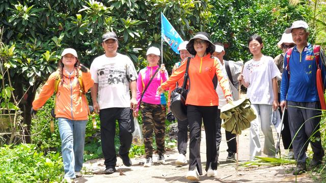 福建龙岩徒友为广东梅州助力，200多人同登旗山，进防空洞探秘