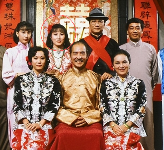 78岁连路都走不稳还开演唱会	，全网骂声一片，她却扬言回馈粉丝