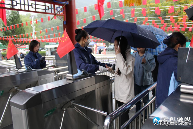 【多彩“双节” 畅游麦积】麦积山大景区国庆假期“热”力全开：雨晴交替景不同，两日迎客近5万人次