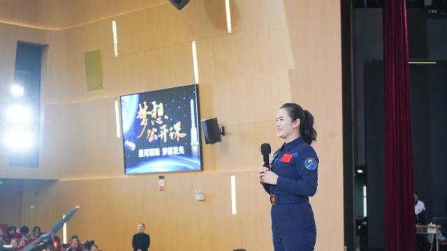 首款不锈钢火箭准备首飞！神二十一发射倒计时：3名女航天员亮相