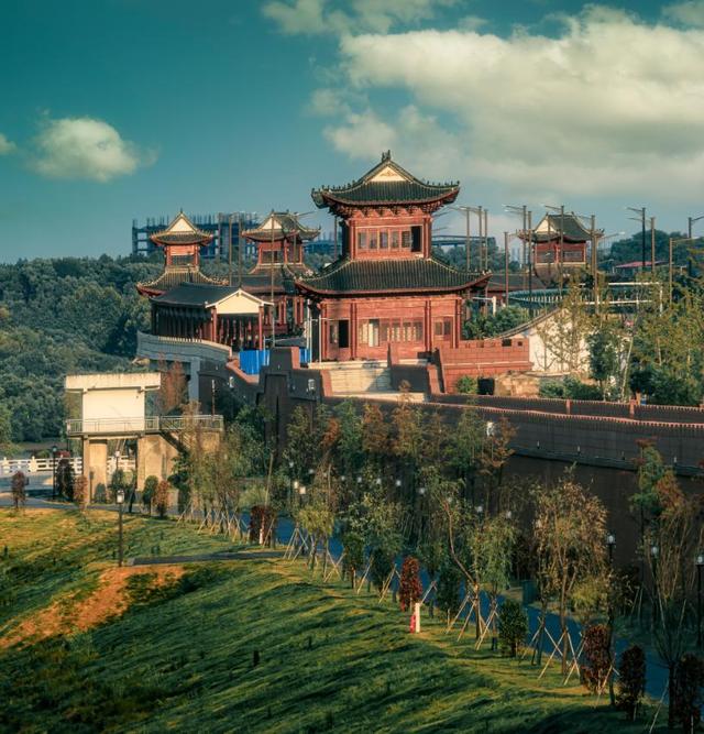 联动抖音官方ip“来江西晒个秋”带你玩转鹰潭，跟随旅游主播，打卡秋日同款场景！