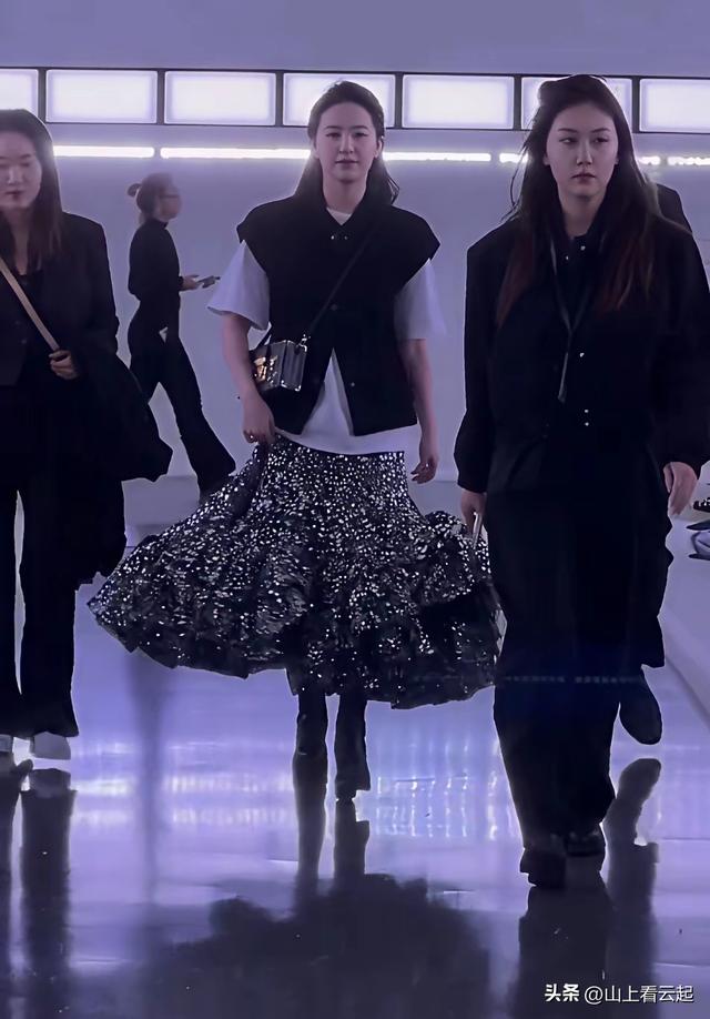 没想到，刘亦菲会被一个工作人员抢了风头黑衣服小姐姐的颜值好高
