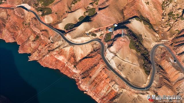 呼图壁县秋染丹霞路 美景入画来