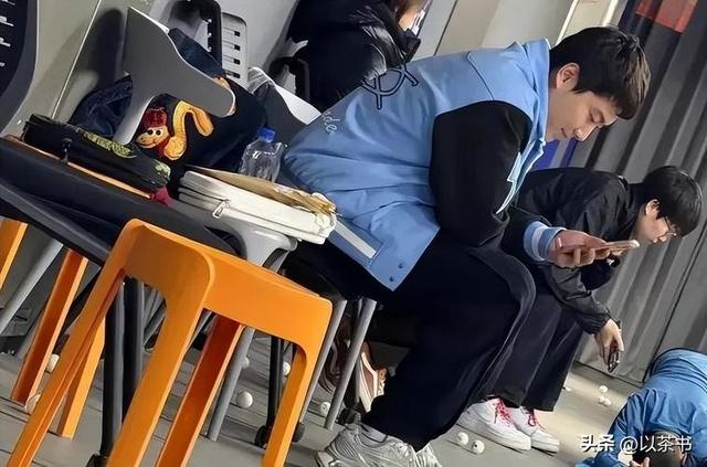 梁靖崑儿子太争气！子承父业获男单冠军奖状拿到手软，他亲自颁奖