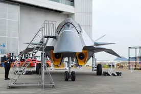 珠海航展上，“白帝”战机大放异彩，美媒心态崩了：这是“阴谋”图片