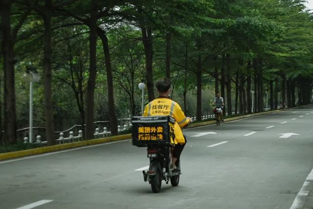 从山脚到云端：一场别开生面的‘外卖登顶’之旅