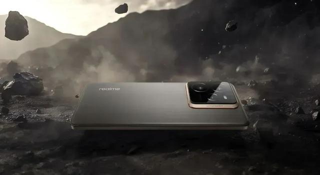 真我新机撞脸iPhone 17 Pro？横向大矩阵设计来了