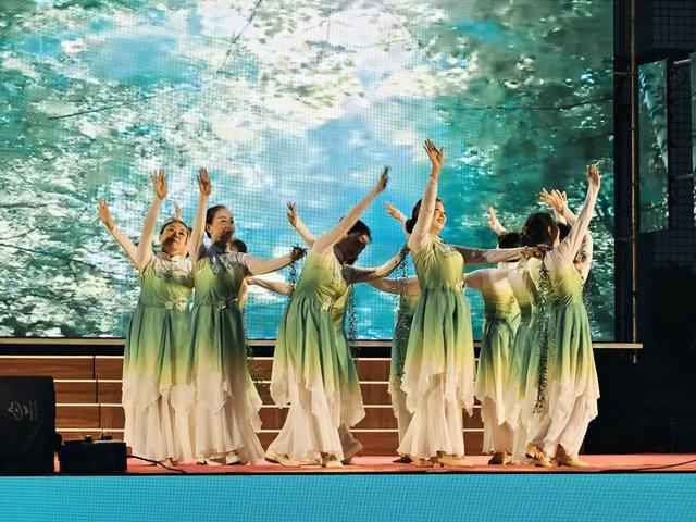 避暑游客登台当“主角” 仙源旅游文化节康养之夜活力开演