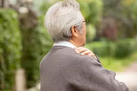 颈肩是“心梗”的放大镜？医生说：颈肩若有这3个异常，及时就医图片