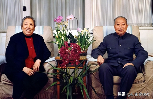 1961年，华国锋一家六口的合影，40岁的他长相周正，妻子端庄贤惠