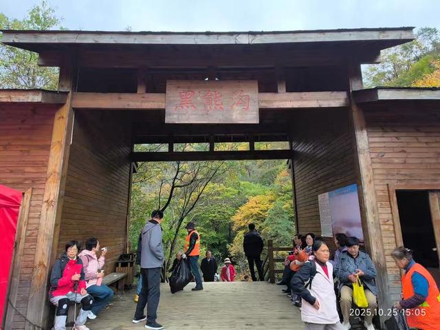 排队游览光雾山