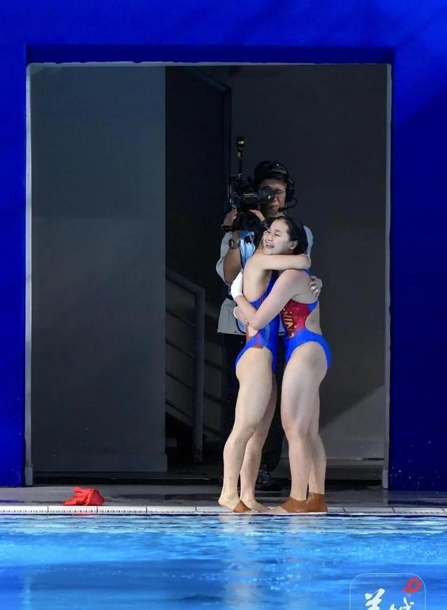 全红婵复出首战摘金，现场下起“娃娃雨”，陈艺文、林珊点赞！