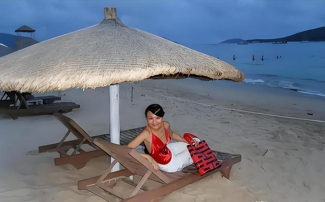 吃狗食、关禁闭，央视前才女国外被虐成“人干	”？董卿想救她都难