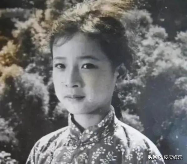 她是国家一级女演员，多次给坐轮椅丈夫戴绿帽，如今儿子也是演员