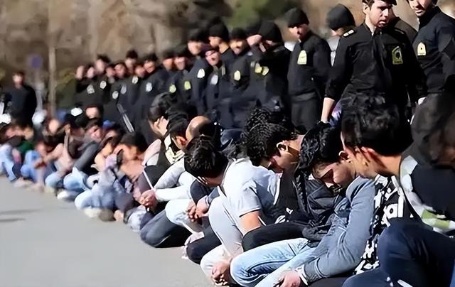 比川岛芳子还厉害！伊朗揪出潜伏在核心高层的“女内鬼”，120名高官与其有特殊关系，曾是哈梅内伊的座上宾