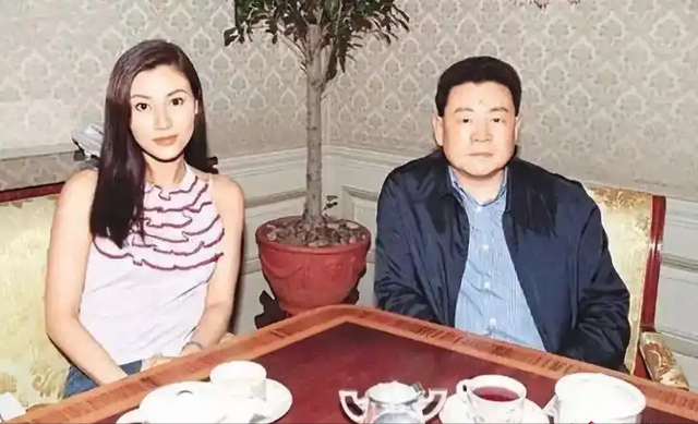 被老头“糟蹋”的3位女星，个个美艳动人，却鲜花插在牛粪上！