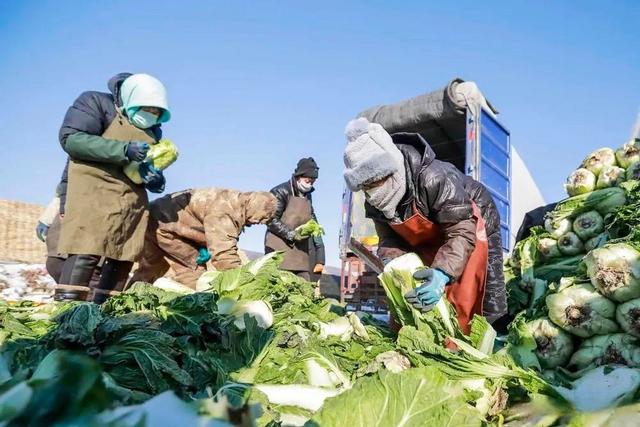 抢购潮席卷到菜市场，从白菜转战到辣椒，市民跟风忙抢购