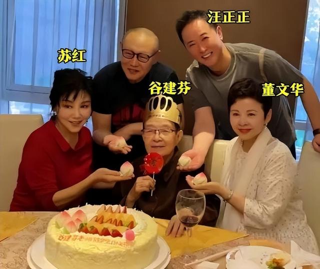 62岁毛阿敏与63岁董文华罕见同框！一个豪门守寡，一个风采依旧