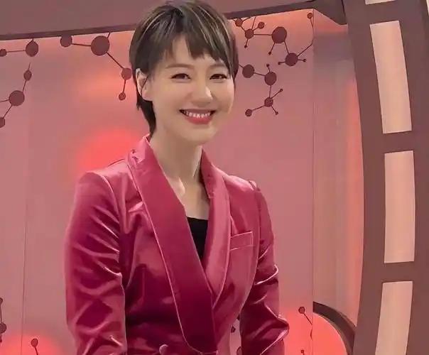 讨好大佬陪睡上位？遭央视“开除”？曾是央视女主持谣言有多离谱