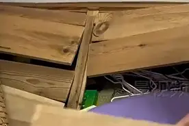 女婿第一次上门，就把老丈人家床压塌了: 老丈人下楼找了几块砖头图片