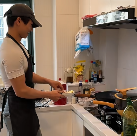 上海富婆花500请保姆，要求对方赤裸上身做饭，声称做梦都要笑醒