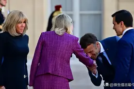 马克龙吻26岁厄瓜多尔第一夫人的玉手，真的热情，布丽吉特在旁边图片