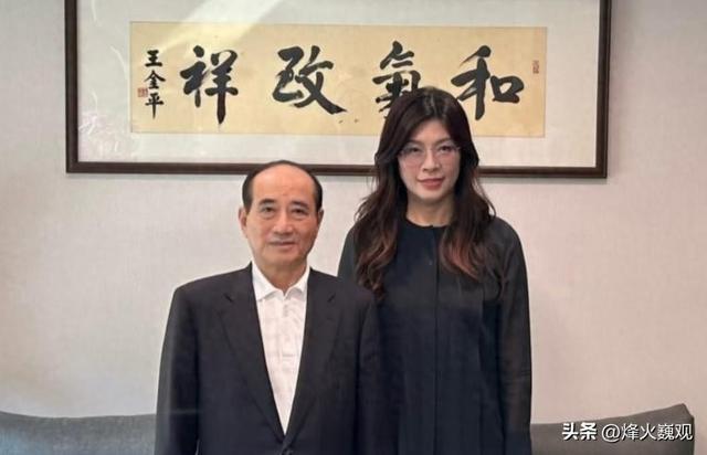 解放军刚包围台岛，郑丽文发火，李乾龙赶赴金门，民进党闯下大祸