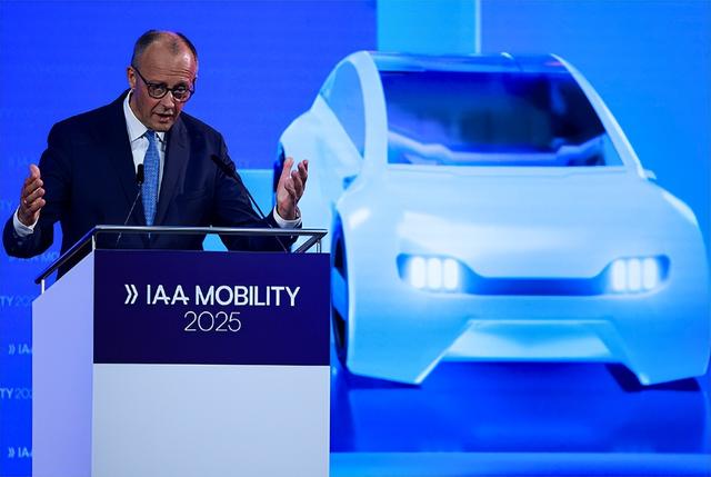 美俄还在PPT互喷，中国六代机已经试飞！欧盟背刺大戏有多精彩？