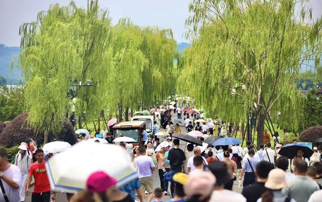 高温“烤”验下 西湖边游客热情不减