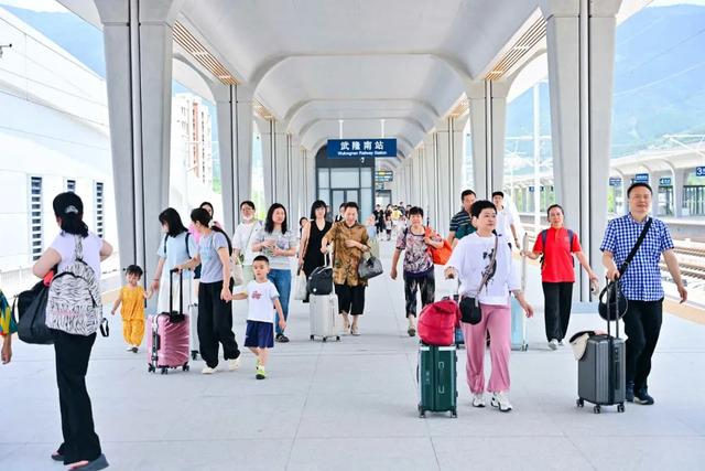 渝厦高铁重庆东至黔江段开通“满月”!凭车票免这些门票→