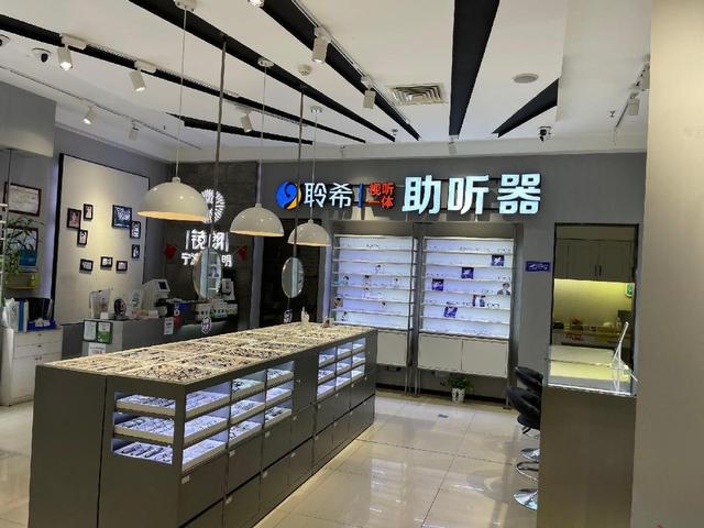 眼镜店三年倒闭6 万家！没被电商打垮，咋自己把生意做黄了？