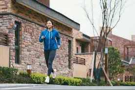 女人经常和男舞伴跳舞，会不会动情？两个女人说出了真心话图片