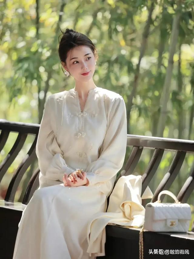 河南洛阳一校花，172cm皮肤白到发光	，身材也很顶级，太美啦