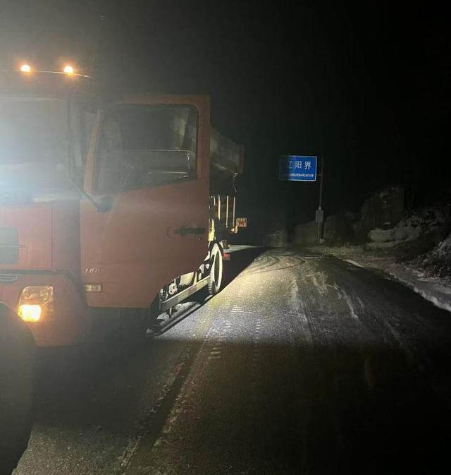不畏严寒！千山风景名胜区连夜奋战保畅通