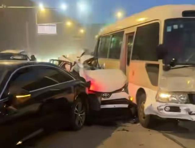 为给 4 个孩子做饭搭同事顺风车，张家口女子遭吊车冲撞遇难，家属痛呼：她再晚半小时就好了