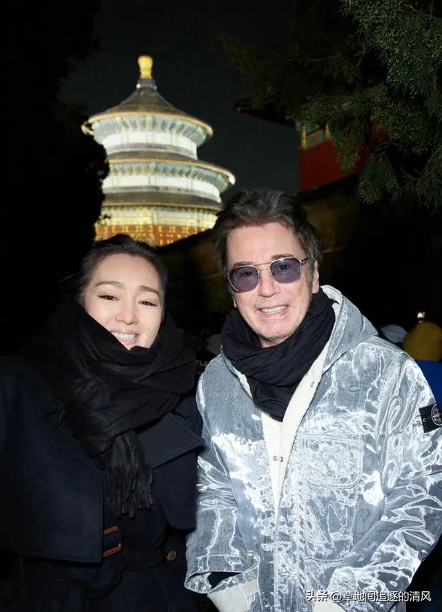 59岁的巩俐和77岁丈夫北京街头游客照,幸福又温馨的样子! 