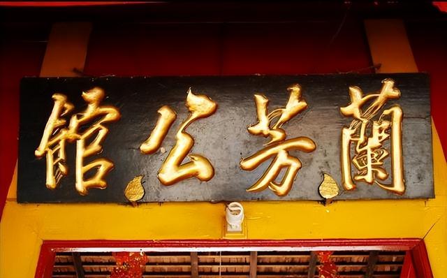 天地会逃到海外，成立了一个国家，面积比两个日本大	，至今说汉语