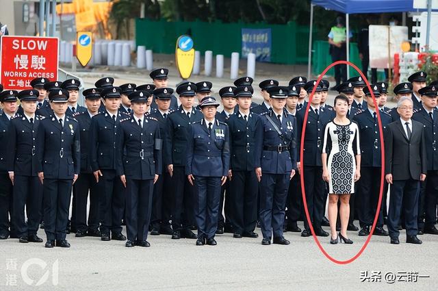 衣服真的不能乱穿，香港牺牲消防员路祭，民政专员因着装不当致歉