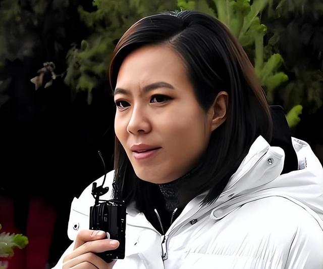 九三阅兵的解说原来是她！沉稳大气端庄漂亮，如今47岁仍未婚单身