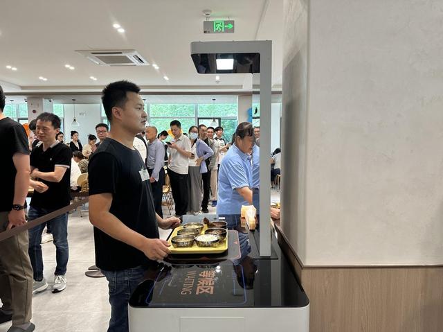 智能结算台 10倍结算效率、40%接待提升 让食堂焕然一新